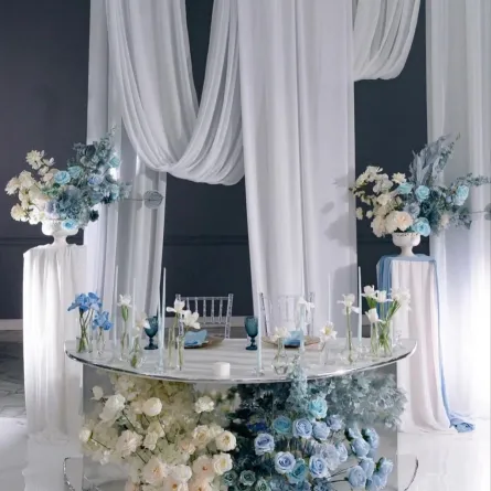 ديكور عقد القران باللونين الأبيض والأزرق السماوي 