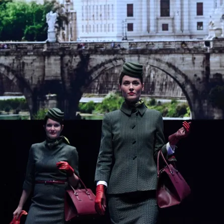 زي طيران Alitalia الذي صممه أتوري بيلوتا Ettore Bilotta في العام 2016- (مصدر الصورة  TIZIANA FABI / AFP)