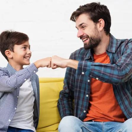 صورة توضح علاقة رائعة بين أب وطفله