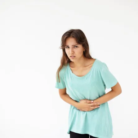 امرأة تشعر بألم في المعدة - المصدر freepik