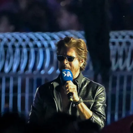 شاروخان في حدائق إدن في كلكتا (Shah Rukh Khan at the Eden Gardens in Kolkata). مصدر الصورة: DIBYANGSHU SARKAR / AFP