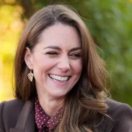 كيت ميدلتون ترتدي أقراطاً بتصميم نبتة من الذهب الأصفر