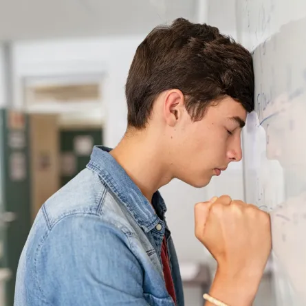 صورة مراهق يمر بظروف صعبة