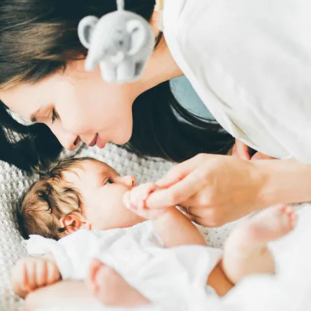 صورة أم تغني لطفلها