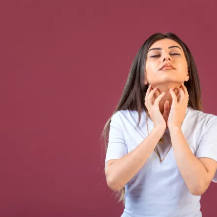 امرأة تشعر بألم في الحلق -المصدر freepik