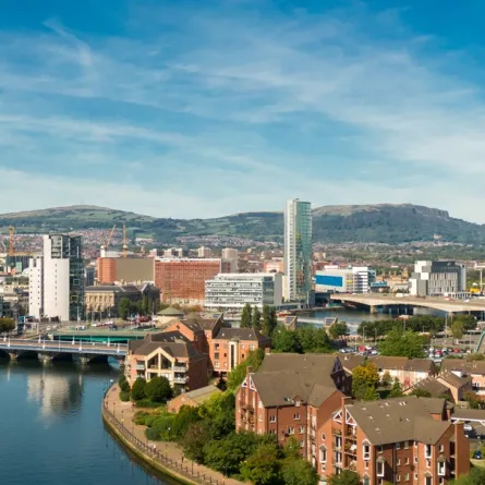 لقطة جوية للنهر والمباني في وسط مدينة بلفاست بأيرلندا الشمالية
