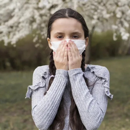 صورة لطفلة ترتدي قناع