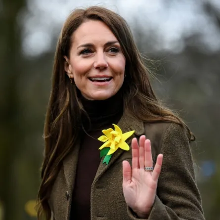 كاثرين، أميرة ويلز (كيت ميدلتون) خلال زيارة إلى حديقة ميدو ستريت المجتمعية والغابات في بونتيبريد، جنوب ويلز (Catherine, Princess of Wales during a visit to Meadow Street Community Garden and Woodland in Pontypridd, south Wales). مصدر الصورة: Jaimi Joy / POOL / AFP
