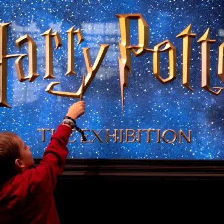 زائر يحمل عصا سحرية في فيينا، النمسا (A young visitor holds a magic wand in Vienna)- مصدر الصورة: Andrea KLAMAR-HUTKOVA / AFP