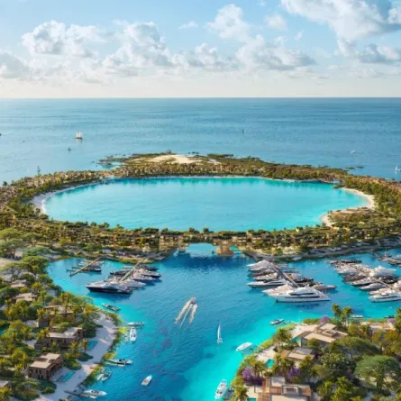 تقدّم جزيرة لاحق مجموعة متنوعة من المرافق الترفيهية والأنشطة الحيوية