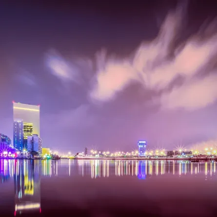 إطلالة على مدينة جدة عند المساء