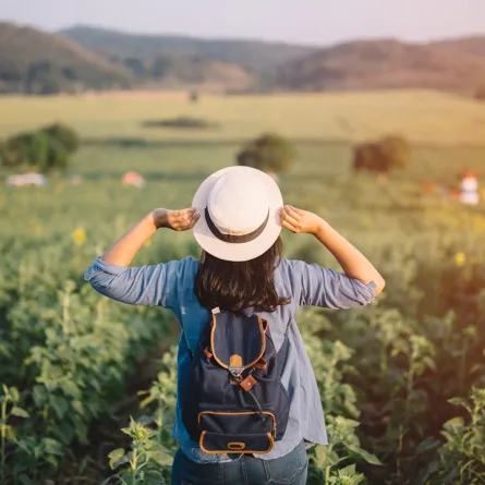 سائحة في الطبيعة