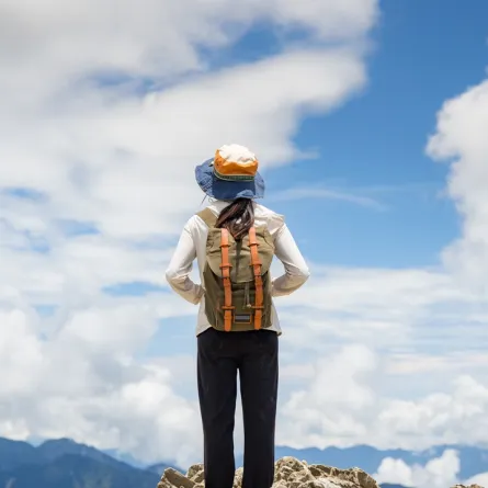 لقطة لسائحة خلال رحلتها