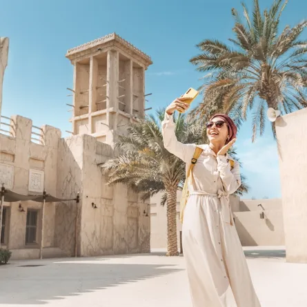 سائحة تزور الأماكن التراثية في دبي