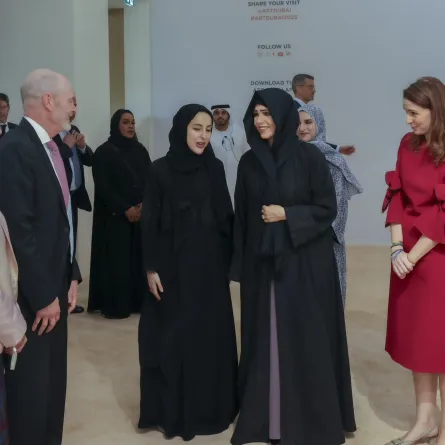 الشيخة لطيفة بنت محمد بن راشد آل مكتوم خلال زيارتها لآرت دبي. الصورة من الحساب الرسمي لدبي للثقافة على منصة x
