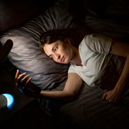 امرأة تطالع الهاتف قبل النوم - المصدر freepik