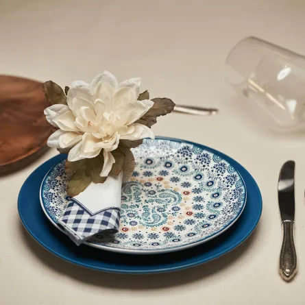 تنسيق جذاب للطاولة، مع طبقين من الخزف