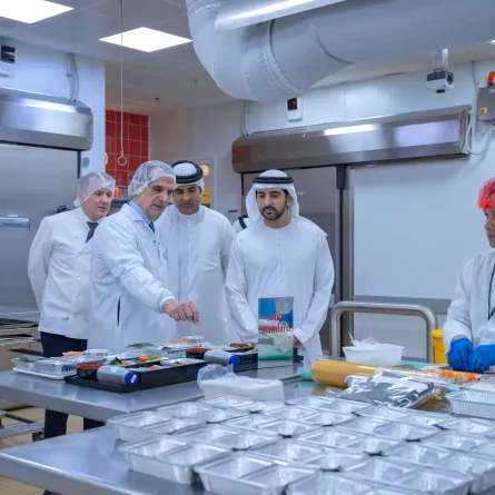 ولي عهد دبي يزور شركة الإمارات لتموين الطائرات. الصورة من مكتب دبي الإعلامي