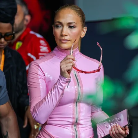 جينيفر لوبيز قبل سباق جائزة السعودية الكبرى للفورمولا 1 في حلبة كورنيش جدة في جدة، المملكة العربية السعودية (Jennifer Lopez ahead of the F1 Grand Prix of Saudi Arabia at Jeddah Corniche Circuit in Jeddah, Saudi Arabia). مصدر الصورة: Kym Illman/Getty Images