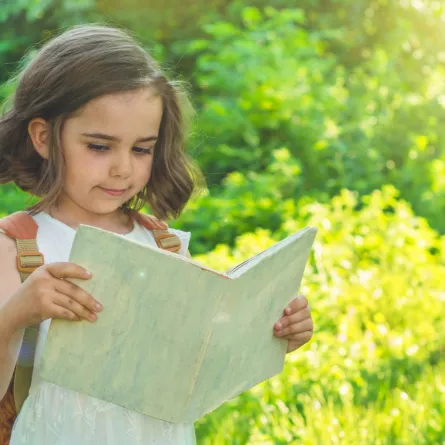 صورة طفلة تقرأ في الصيف