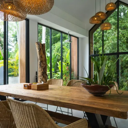 غرفة طعام مستلهمة من الديكور الاستوائي
