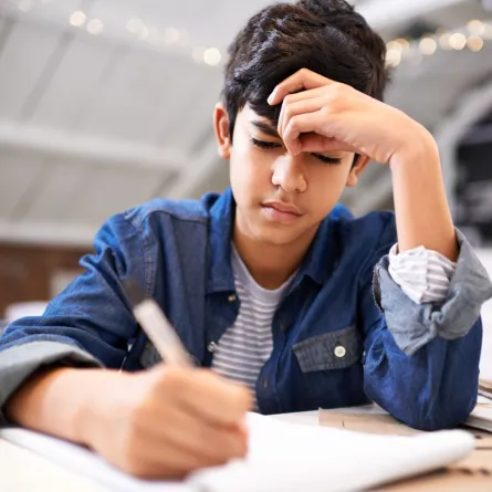 صورة مراهق يشعر بالقلق