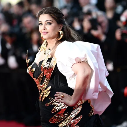 آيشواريا راي باتشان في الدورة 77 لمهرجان كان السينمائي في كان، جنوب فرنسا (Aishwarya Rai Bachchan at the 77th edition of the Cannes Film Festival in Cannes, southern France). مصدر الصورة: LOIC VENANCE / AFP