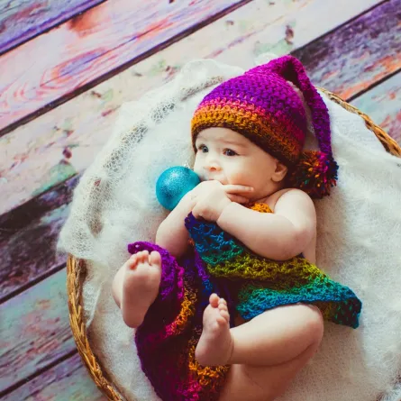 صورة لرضيع يضم يديه