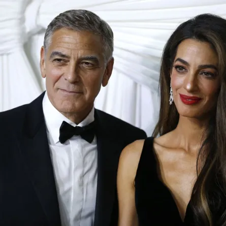 جورج كلوني وأمل كلوني في مكتبة نيويورك العامة في نيويورك (George Clooney and Amal Clooney at the New York Public Library in New York). مصدر الصورة: John Lamparski / AFP