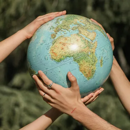 شباب يحمون الأرض