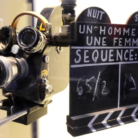 لوحة من فيلم Un homme et une femme في متحف Grand Palais في باريس (clapperboard from the film "Un homme et une femme at the Grand Palais museum in Paris). مصدر الصورة: Bertrand GUAY / AFP