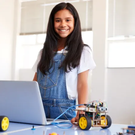 صورة فتاة في التكنولوجيا