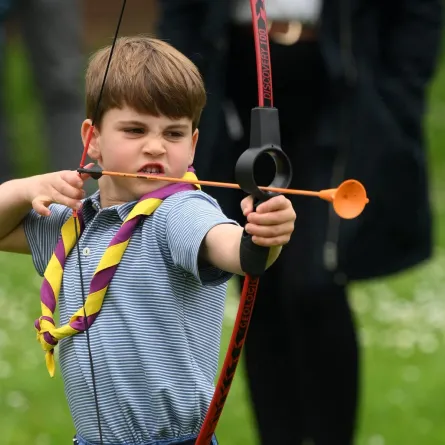 الأمير لويس يلعب الرماية ( Prince Louis playing archery ). مصدر الصور:Daniel LEAL / POOL / AFP