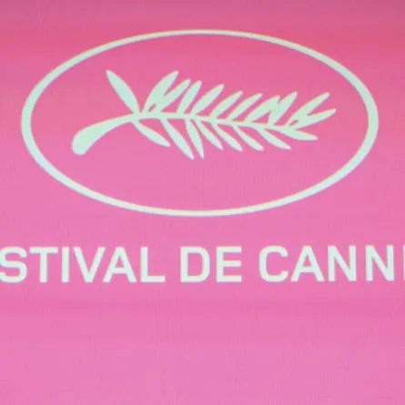 شعار مهرجان كان السينمائي (logo of the Cannes Film Festival). مصدر الصورة: Bertrand GUAY / AFP