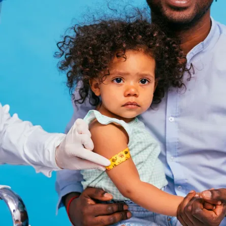 صورة طفلة اثناء التطعيم