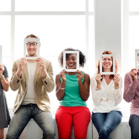 مجموعة من الشباب يختلفون في الشكل والافكار - المصدر freepik