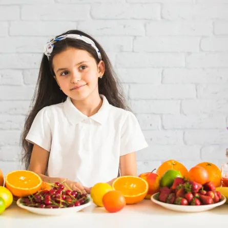 صورة لطفلة تتناول طعامها