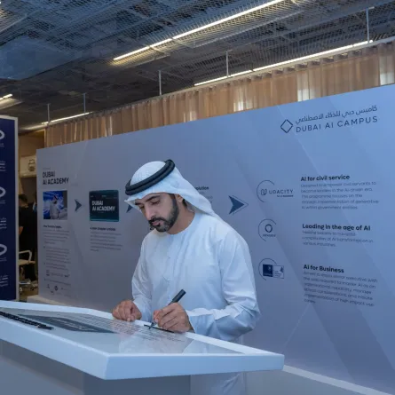 الشيخ حمدان بن محمد بن راشد آل مكتوم يفتتح أكاديمية دبي للذكاء الاصطناعي. الصورة من مكتب دبي الإعلامي