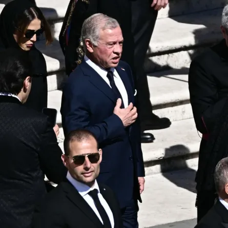 الملك عبدالله الثاني مع الملكة رانيا في ساحة القديس بطرس في الفاتيكان (King Abdullah II with Queen Rania at St Peter's Square at The Vatican). مصدر الصورة: Filippo MONTEFORTE / AFP