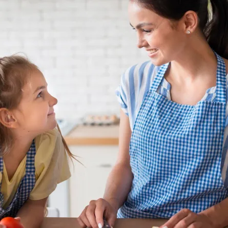 صورة لأم وطفلتها يتناقشان