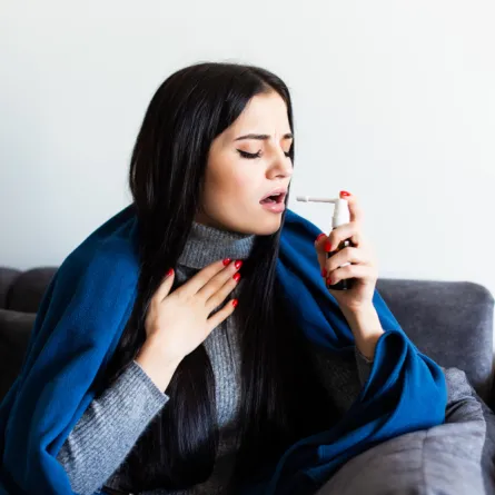 امرأة تعاني من مشاكل في الجهاز التنفسي- المصدر freepik