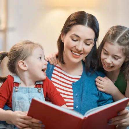 صورة أم تقرأ القصص