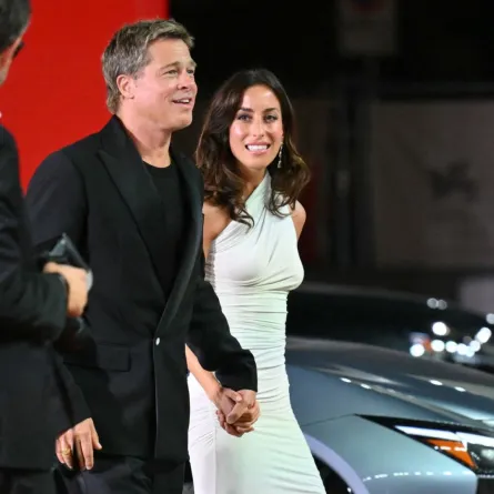 براد بيت مع صديقته إينيس دي رامون خلال مهرجان البندقية السينمائي الدولي الحادي والثمانين في فينيسيا ليدو (Brad Pitt with girlfriend Ines de Ramon during the 81st International Venice Film Festival at Venice Lido). مصدر الصورة: Alberto PIZZOLI / AFP