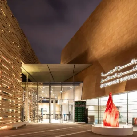 يوفر البرنامج الوصول إلى بيئة عمل متكاملة مجهزة بمعدات احترافية متطورة