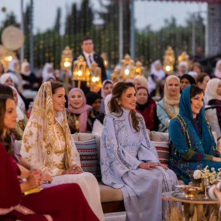 الملكة رانيا تُقيم حفل عشاء في عمّان احتفالاً بزفاف ولي العهد الأمير حسين وخطيبته السعودية رجوة السيف (Queen Rania holding a dinner party in Amman in celebration of Crown Prince Hussein and Saudi fiancée Rajwa al-Saif's upcoming wedding). مصدر الصورة: Office of Her Majesty Queen Rania Al Abdullah / AFP