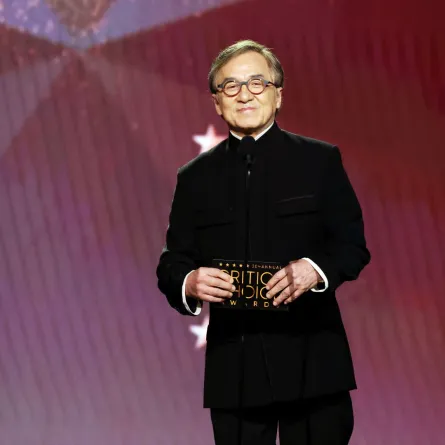 جاكي شان في سانتا مونيكا، كاليفورنيا (Jackie Chan at Barker Hangar in Santa Monica, California). مصدر الصورة: Kevin Winter/Getty Images for Critics Choice Association/AFP