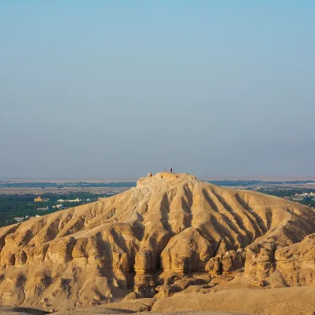 جبل القارة (الصورة من Getty image/ Naushad Kallivalappil)
