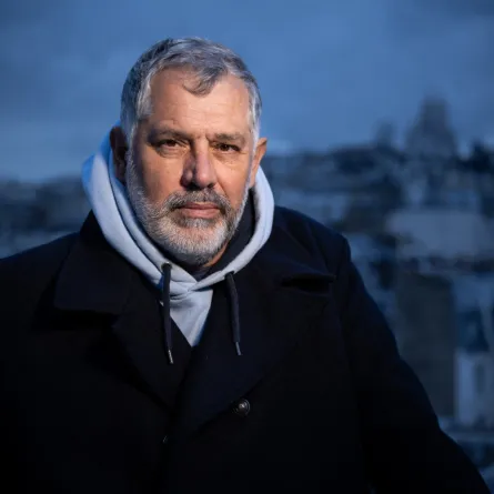 المخرج لوك جاكيه في باريس ( Director Luc Jacquet in Paris ). مصدر الصورة: JULIEN DE ROSA / AFP