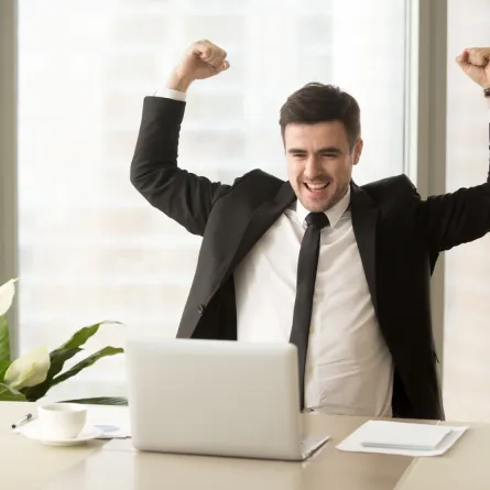  موظف متحمّس- مصدر الصورة Freepik