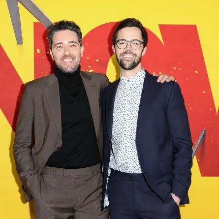 دان بيرك وروبرت أولسن خلال العرض الخاص لفيلم Novocaine ..  Dan Berk (L) and Robert Olsen attend the premiere of "Novocaine" at the Paramount Theater in Los Angeles, California, on March 10, 2025. (Photo by VALERIE MACON / AFP)